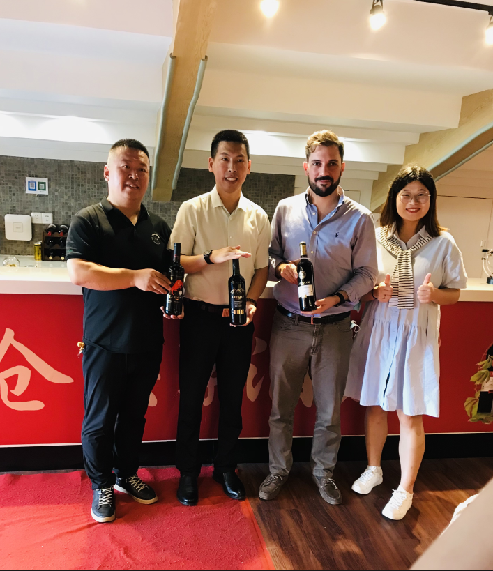 云仓酒庄总裁郭东卫先生为上海地区核心负责人做培训会